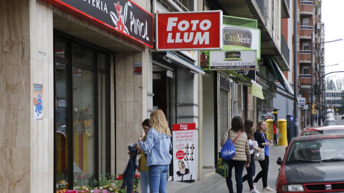 Alcalde Porqueres (izquierda) mantiene su actividad comercial. En cambio, en Alfred Perenya (derecha) hay muchos locales cerrados.