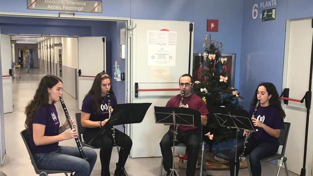 Música a l’UCI - Un quartet de clarinet de l’Orfeó Lleidatà va oferir dimecres un concert per amenitzar l’estada dels familiars i els pacients ingressats a la Unitat de Cures Intensives (UCI) de l’hospital Arnau de Vilanova. La iniciativ ...