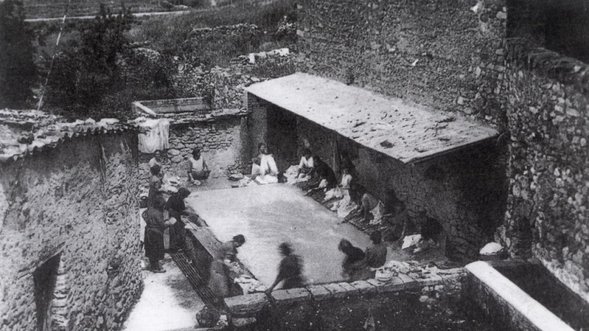 Imatge del safareig d’Isona presa fa dècades.