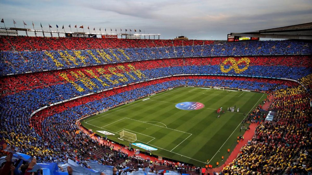 El Camp Nou rindió homenaje a Andrés con un espectacular mosaico con la leyenda “Infinit Iniesta”.