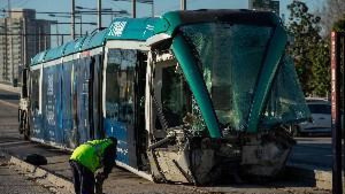 Un accident en un tramvia causa 4 ferits a l'estació de Sant Adrià de Barcelona