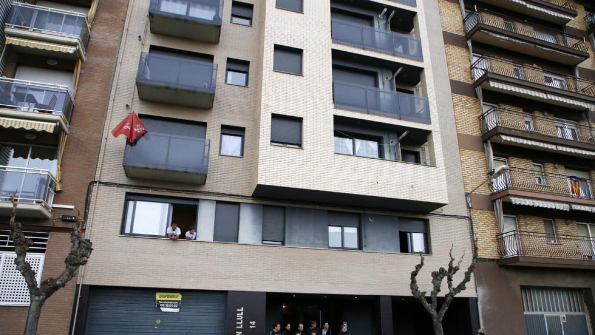 El edificio con los 13 pisos de la calle Ramon Llull de Balaguer. 