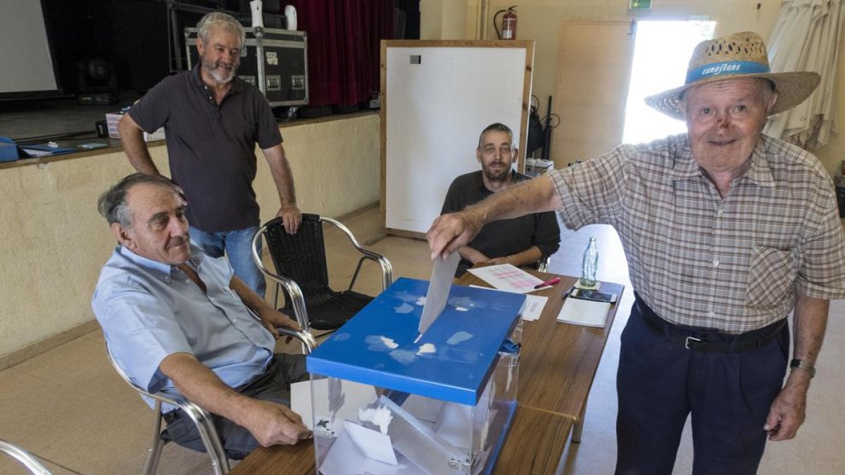 La votación de Josep Graells de 89 años de edad y uno de los socios fundadores de L’Amistat.