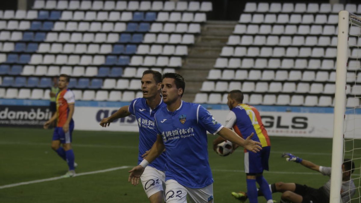 Juanto Ortuño celebra el primer gol, amb César Soriano darrere, ahir durant el partit.