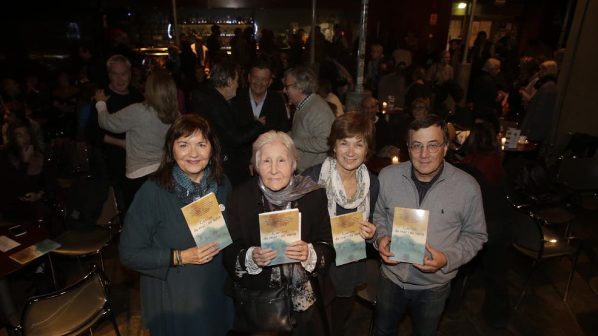 Alguns dels autors de ‘Camins de mar i de sorra’, ahir abans de la presentació al Cafè del Teatre.