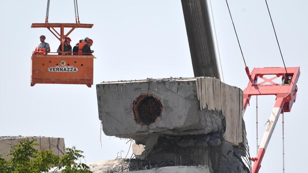 Operarios y expertos evalúan los restos del puente Morandi