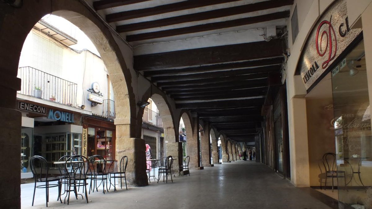 Foto d’arxiu del carrer d’Avall de Balaguer, al centre.