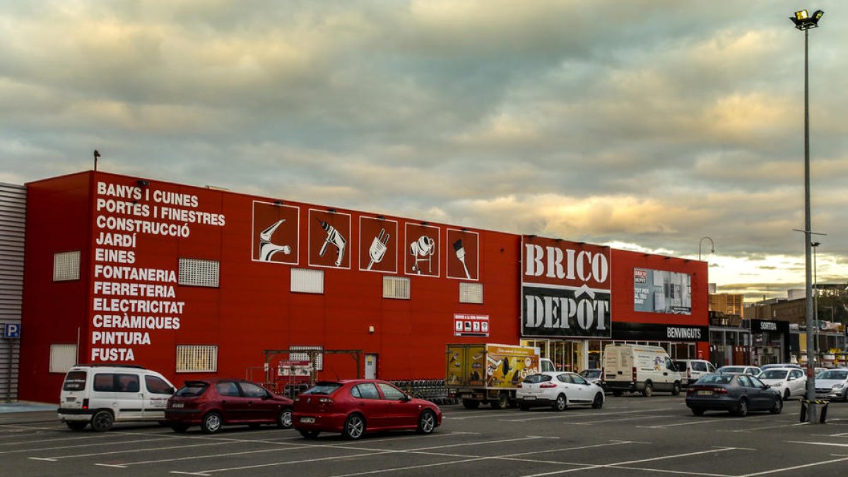 Imatge de la botiga de Brico Depôt ubicada al barri de Ciutat Jardí.