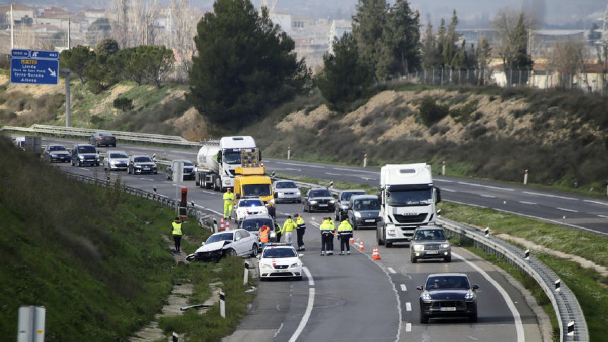 El accidente en la A-2 en Lleida obligó a cortar un carril, lo que provocó colas de hasta 3 km. 