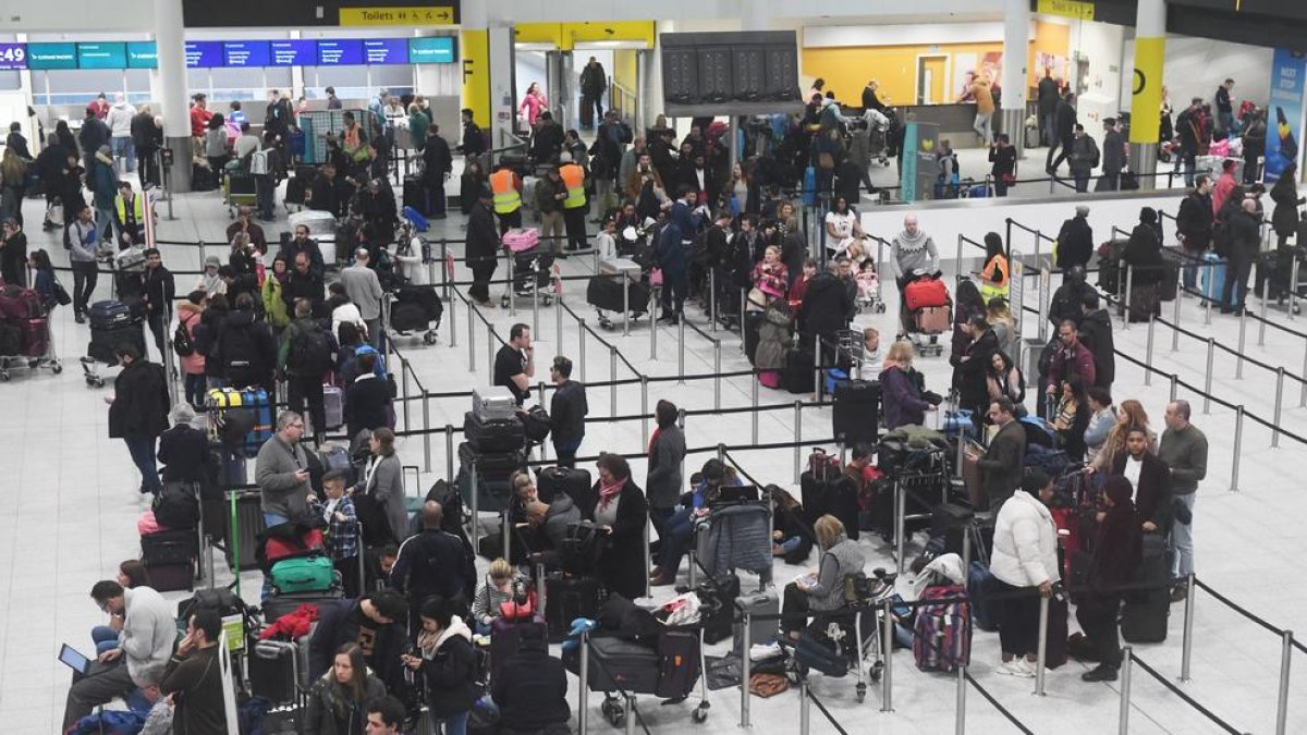 Passatgers esperant a l’aeroport de Gatwick, ahir.