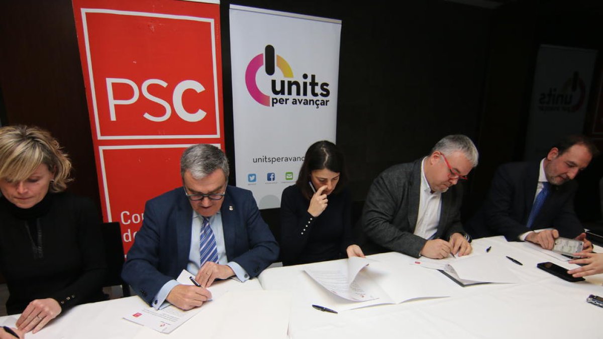 Momento de la firma del acuerdo entre PSC y Units per Avançar, con Salmerón al lado de Ros.