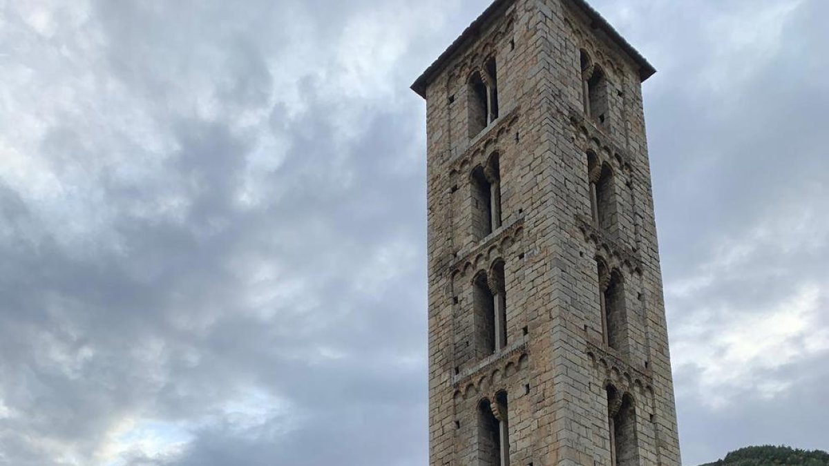 Un grup de visitants ahir a Sant Climent de Taüll.