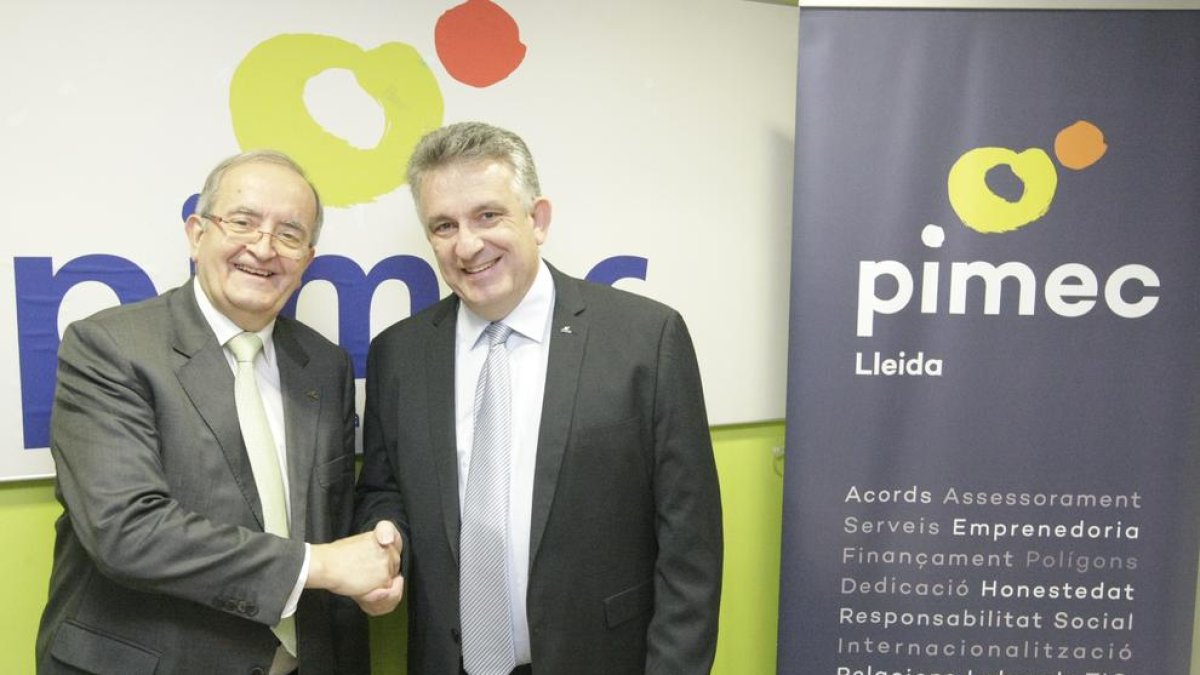Saltó (derecha) y el presidente de Pimec Catalunya, Josep Gonzàlez.