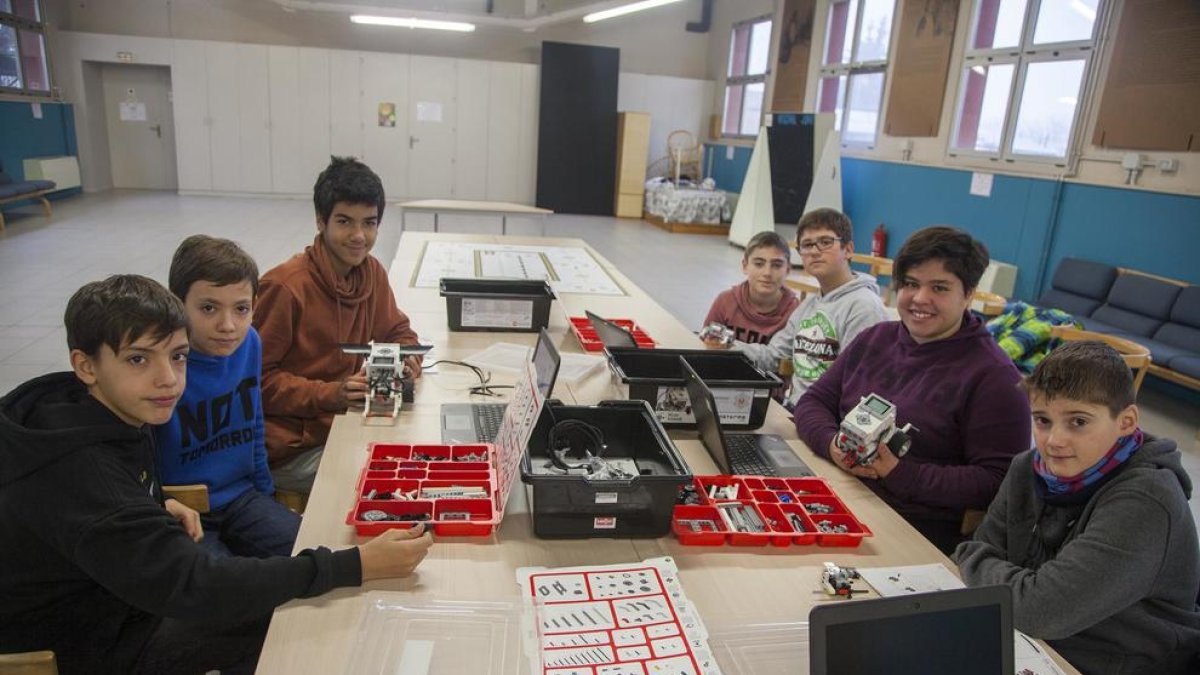 Alumnos del taller de robótica organizado ayer en Tàrrega en la Oficina Jove de l’Urgell. 