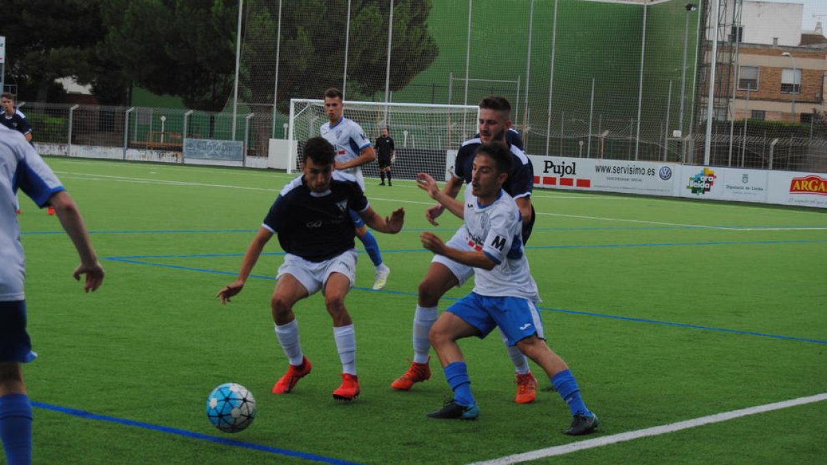 Una acció del partit entre el Mollerussa i el Torrefarrera, ahir al Municipal.