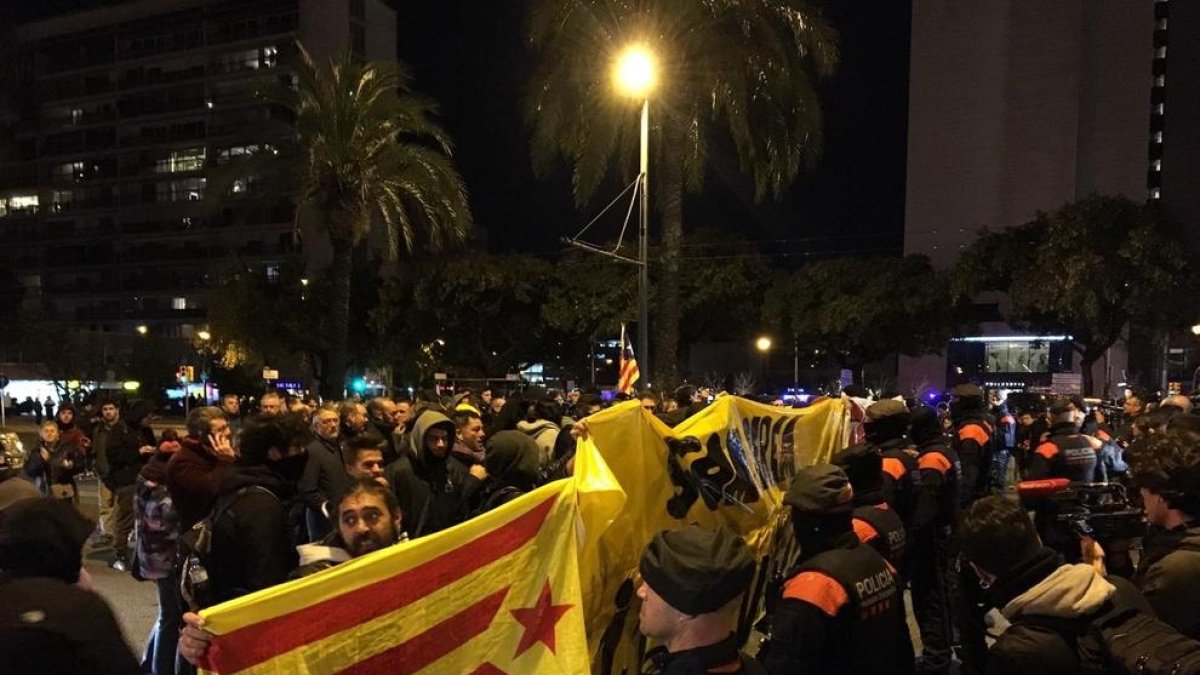 Un grupo formado por un centenar de personas cortó la Diagonal de Barcelona ante la sede del acto de la patronal Foment del Treball.