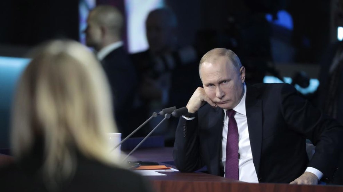 Vladímir Putin escolta la pregunta d’una periodista a la compareixença abans de les vacances.