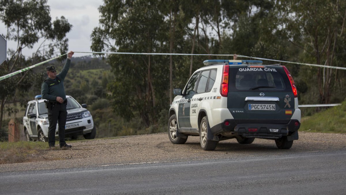 Agentes de la Guardia Civil, cerca del barranco de Las Mimbreras en El Campillo (Huelva) donde fue encontrado el cadáver de Laura.