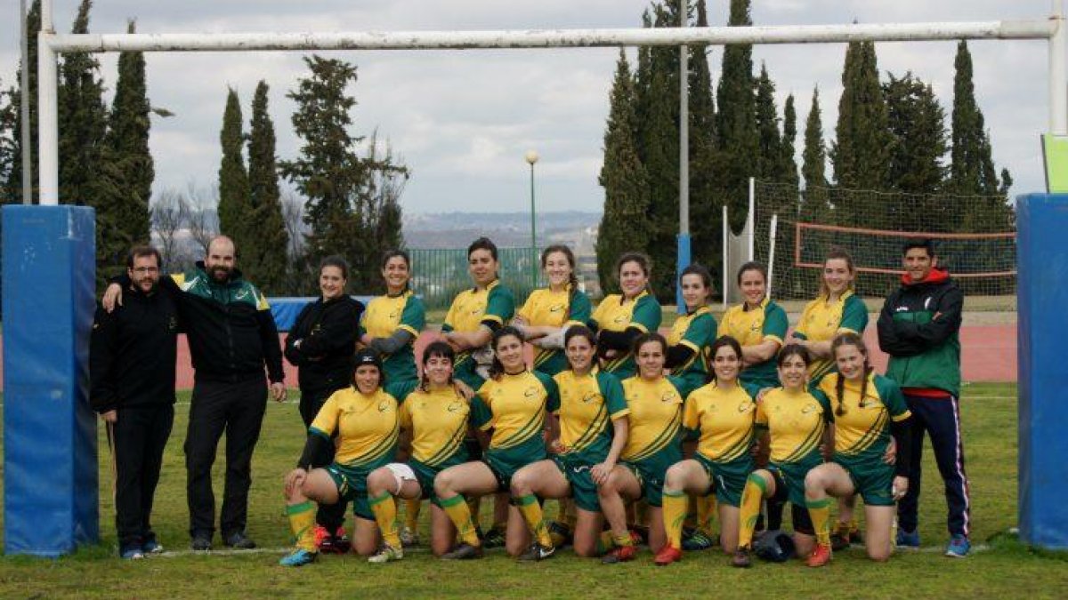 La plantilla de l’Inef Lleida Rugby femení que dirigeix el tècnic Miguel Godoy, primer per la dreta.