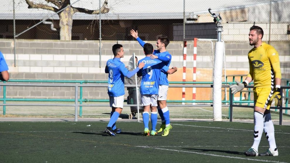 Algunos jugadores del Lleida Esportiu B celebran uno de los goles de su equipo.