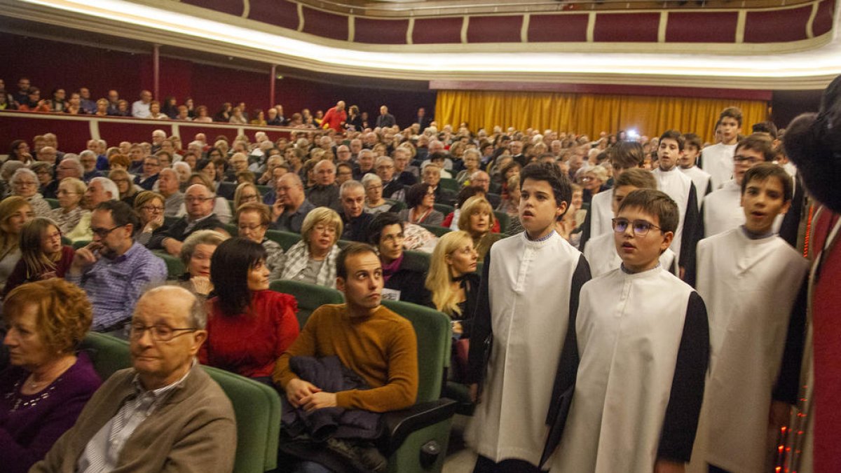 El Teatre Ateneu de Tàrrega es va omplir divendres a la nit en el concert de l’Escolania de Montserrat.