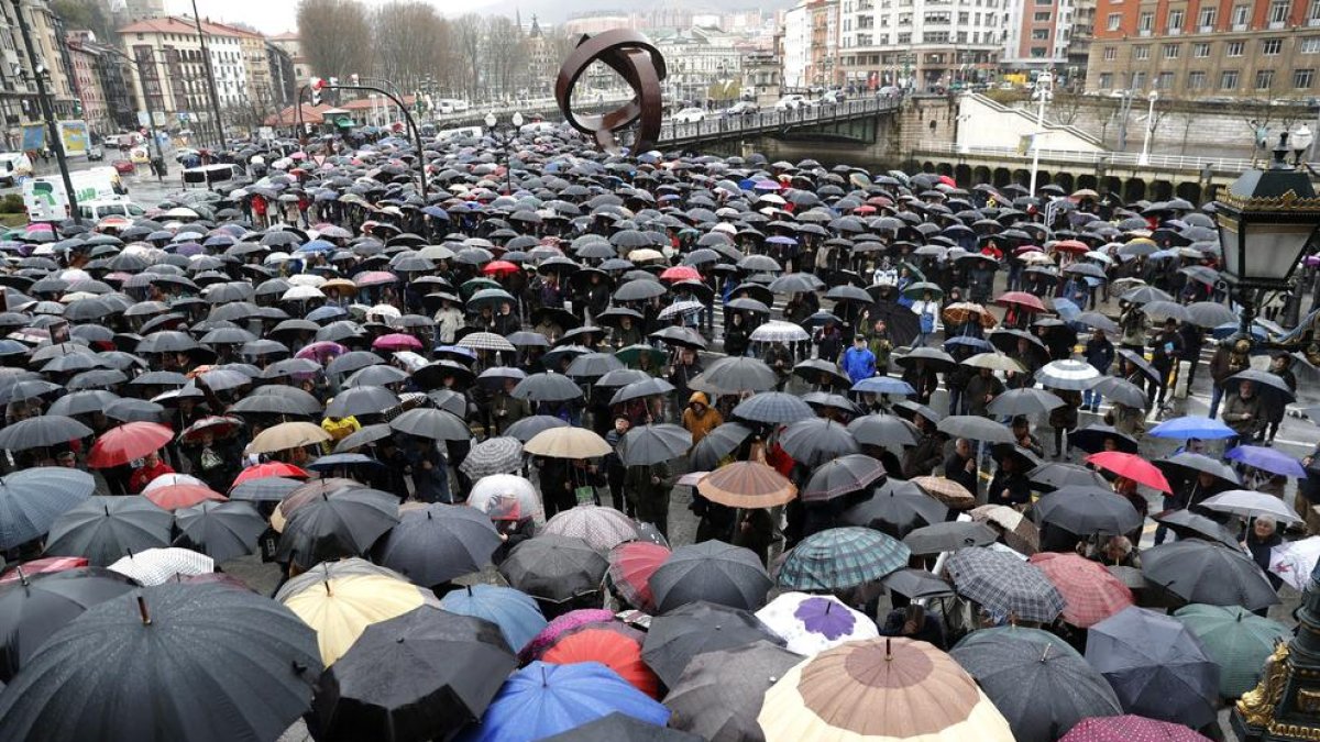 Milers de jubilats es van concentrar de nou ahir a Bilbao per reclamar unes pensions dignes.