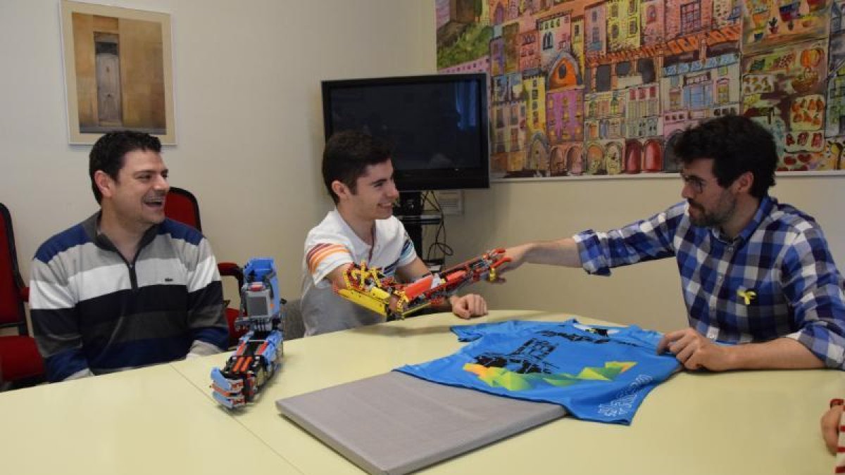 David Aguilar saluda l’alcalde de la Seu, Albert Batalla, amb el braç fet amb peces de Lego.