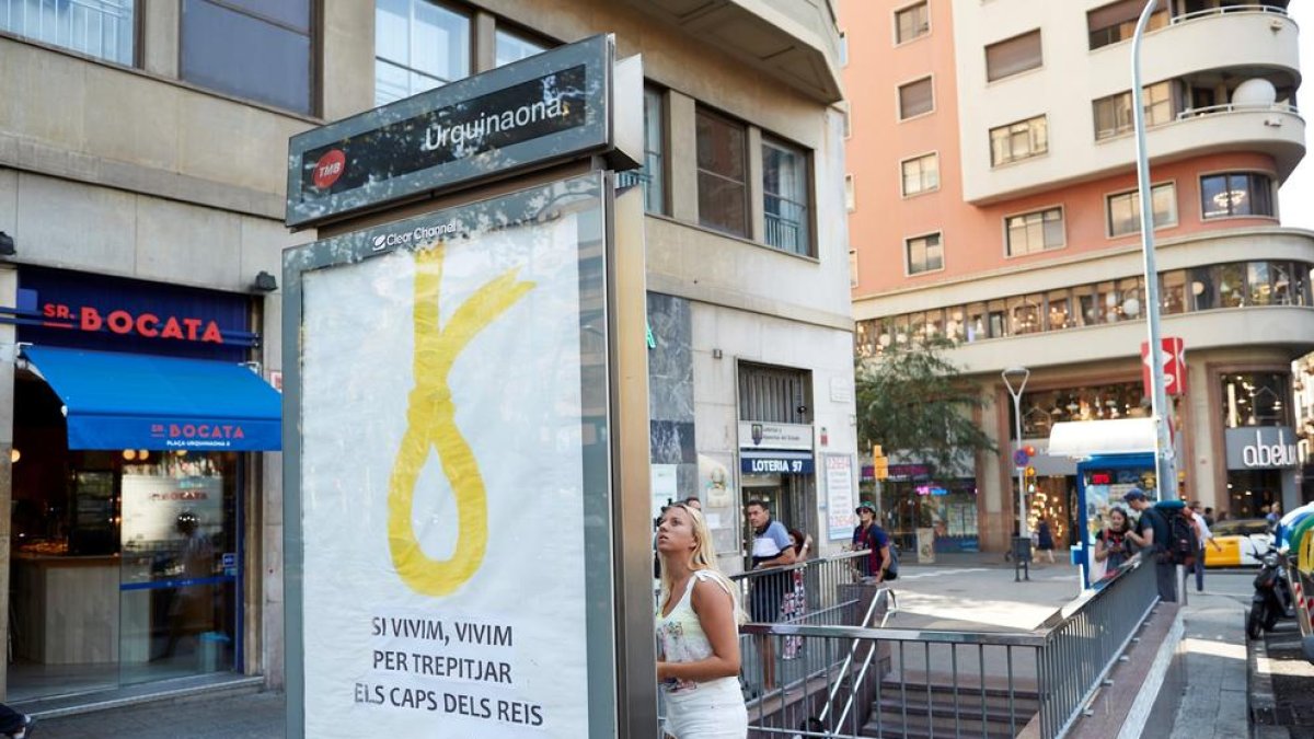 Apareix en una marquesina de Barcelona una soga groga amb un lema antimonàrquic