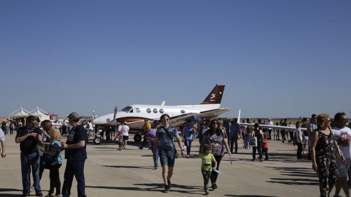 Moltes persones es van atansar fins a l’aeroport per poder veure de prop les més de 40 avionetes.