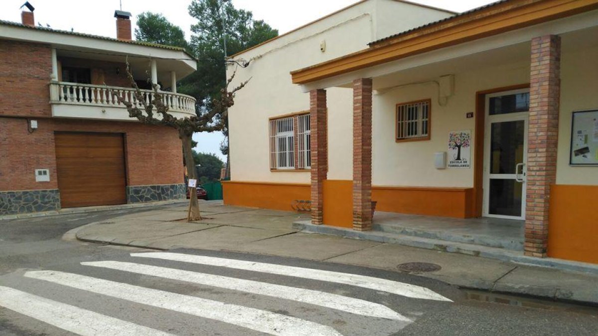 La escuela de Torrelameu, que se anexionará la guardería y salvará así un problema de espacio.