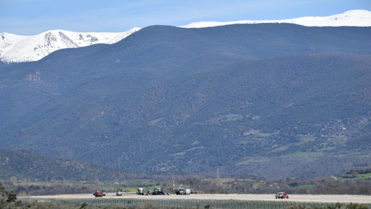 Els treballs de manteniment a l’aeroport de la Seu.