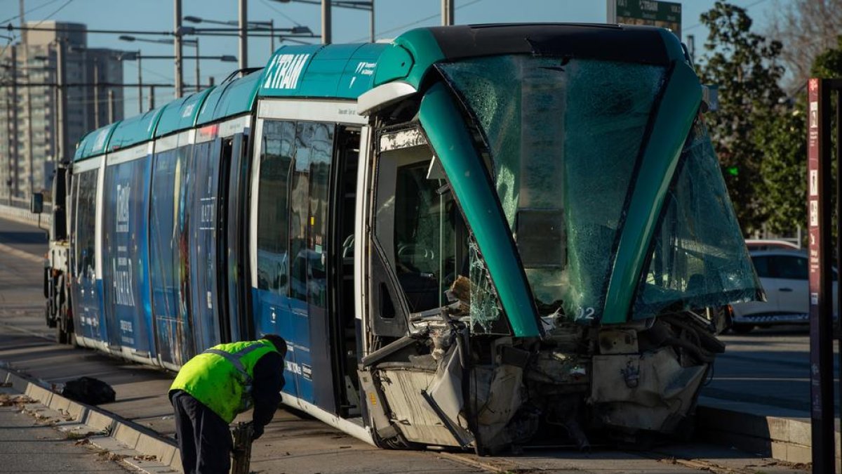 Imatge de l’estat en què va quedar el tramvia després del sinistre, ahir a Sant Adrià de Besòs.
