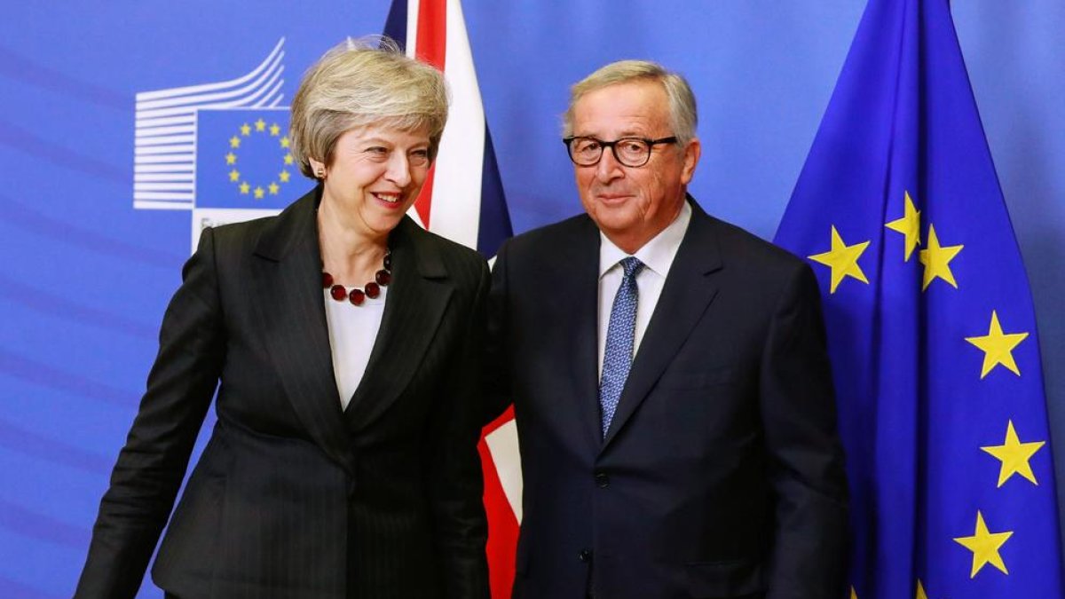 Theresa May y Jean-Claude Juncker antes de la reunión.