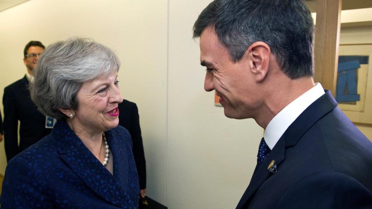 El president del Govern, Pedro Sánchez, conversa amb la primera ministra britànica, Theresa May.