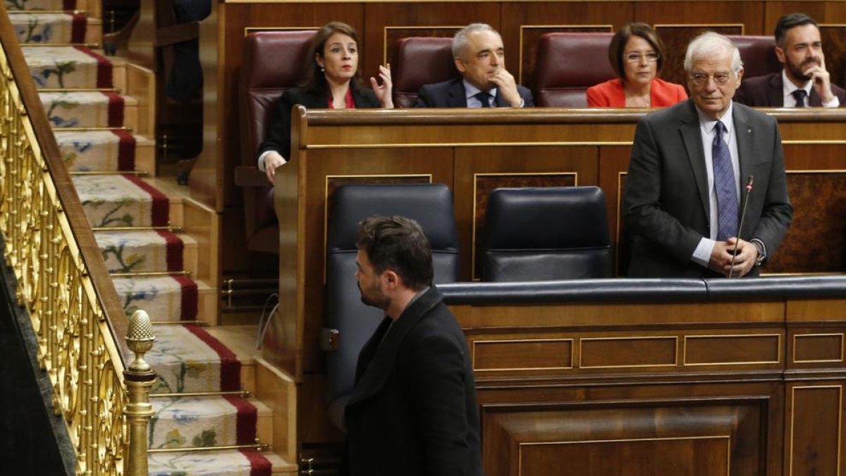 Gabriel Rufián, davant del ministre d’exteriors, Josep Borrell, després de ser expulsat del Congrés, ahir.