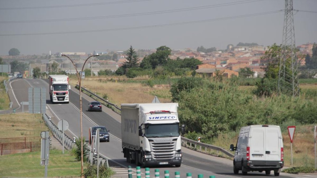 Camiones circulando por al N-240 entre Les Borges y Lleida. 