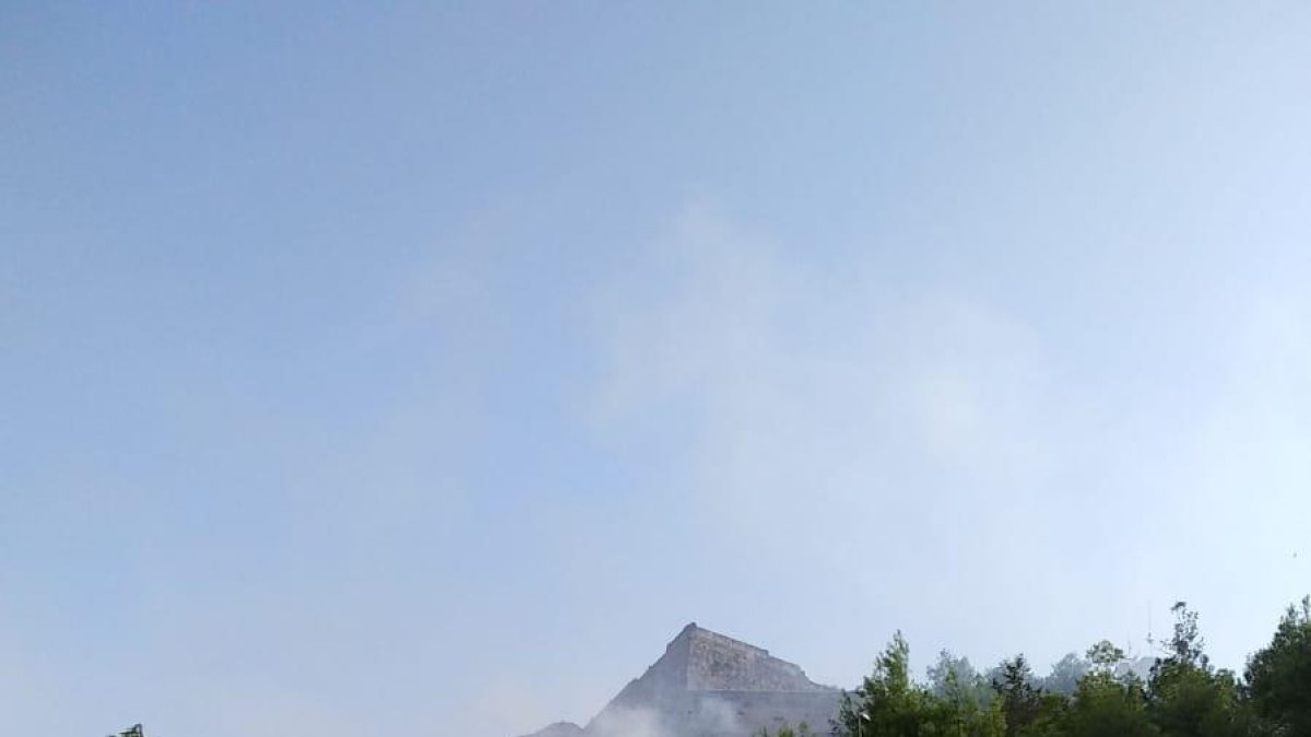 Los Bomberos trabajaron en la extinción durante cerca de una hora. 