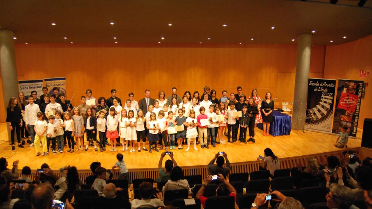 Foto de grup dels diferents guanyadors després de la clausura de l’acte a l’Auditori Enric Granados.