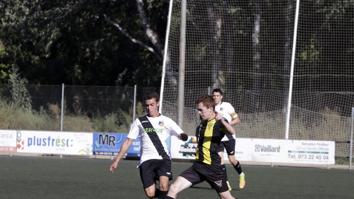 Un jugador del Pardinyes B controla la pilota davant d’un jugador de l’EF Tremp. 