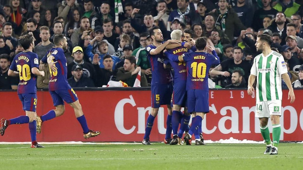 Els jugadors del Barça celebren el tercer gol davant el Betis, obra de l’uruguaià Luis Suárez, que encara en marcaria un més per tancar la golejada.
