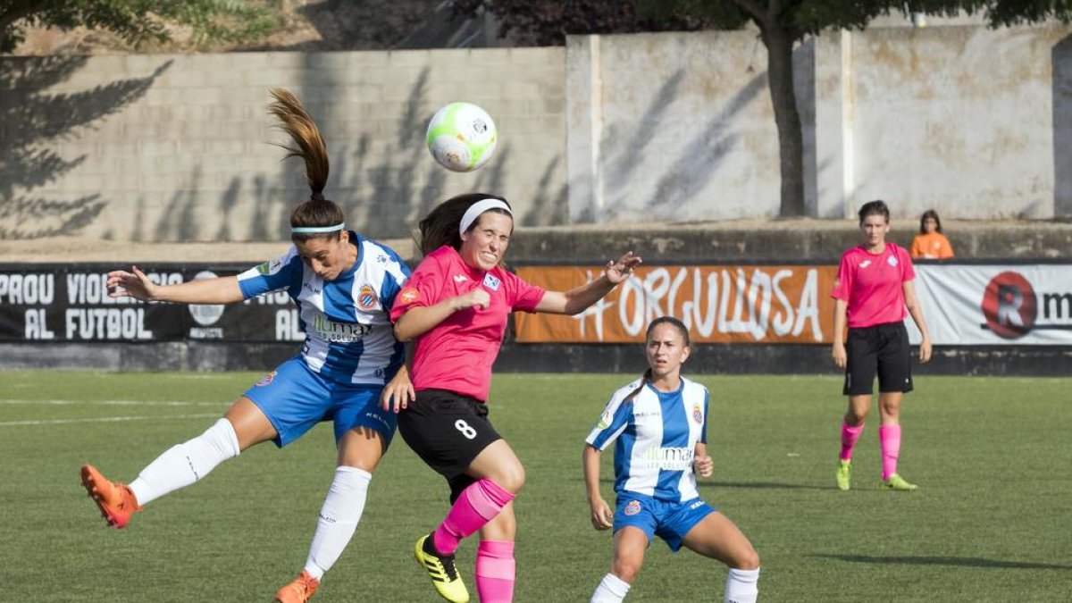 Una jugadora del AEM y una del Espanyol disputan un balón.