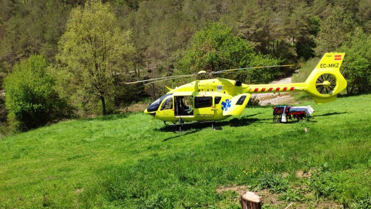 Imagen del helicóptero del SEM que evacuó al motorista herido, que falleció en el hospital de Berga. 