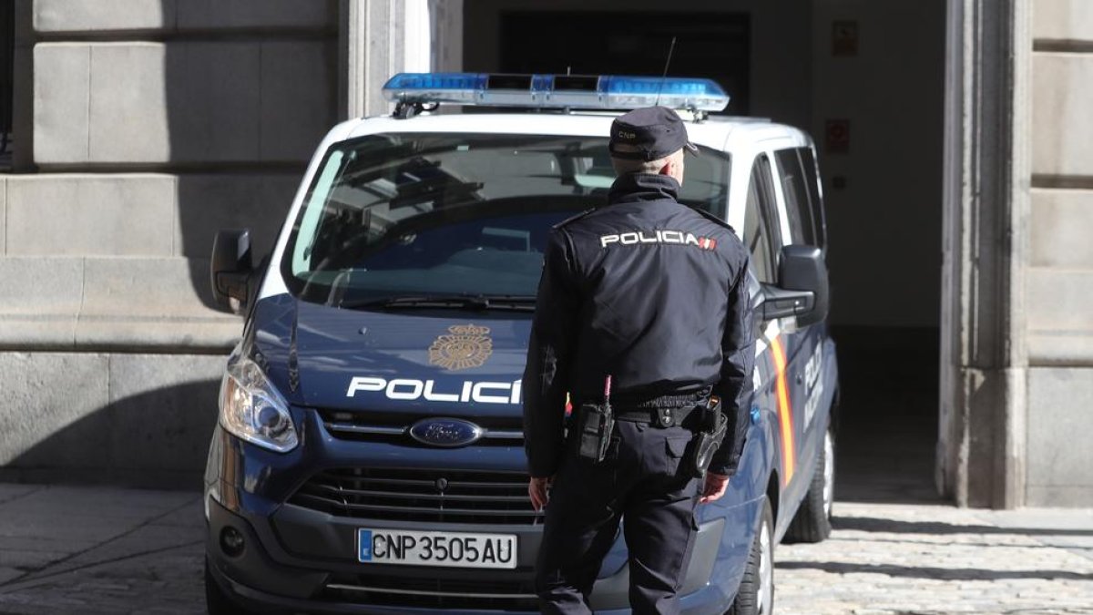 Arribada del furgó de la Policia Nacional amb el president de l'Assemblea Nacional Catalana (ANC), Jordi Sànchez.