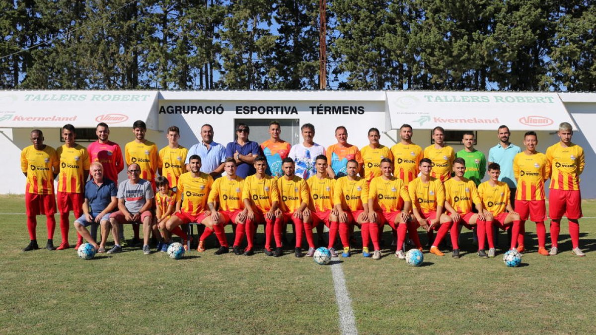 Foto d’equip del Térmens, que estrenava una nova equipació amb la senyera, abans de la disputa del partit.