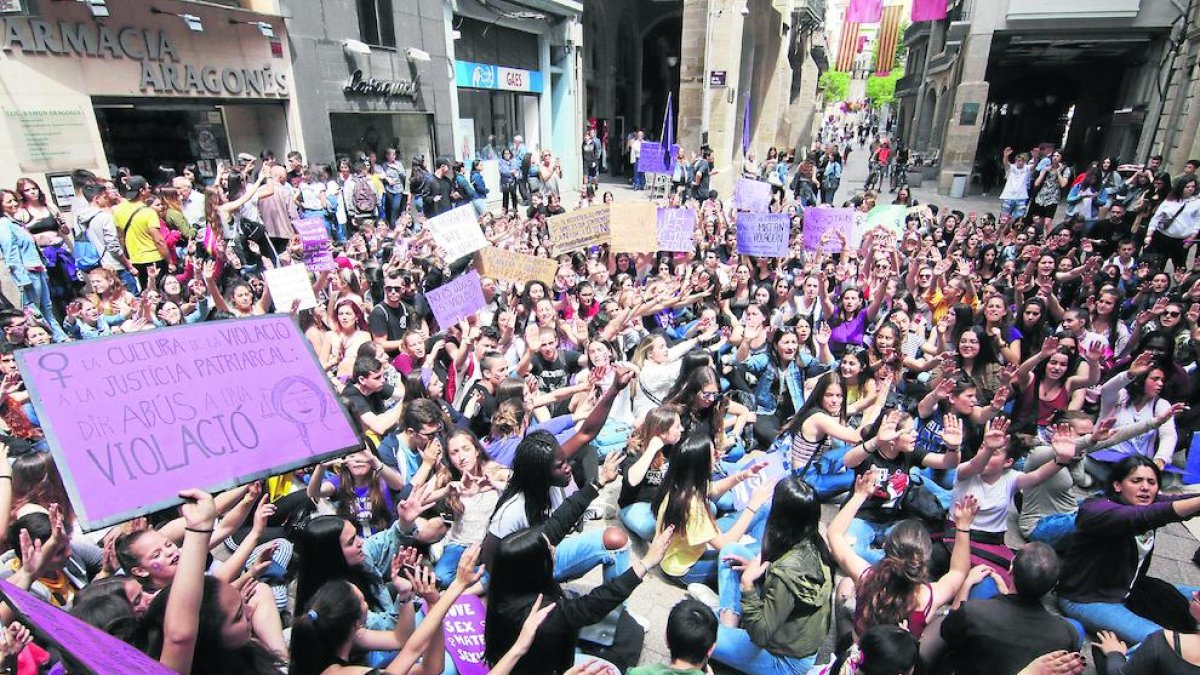 Imatge d’arxiu d’una concentració per protestar contra la sentència de La Manada als carrers de Lleida.