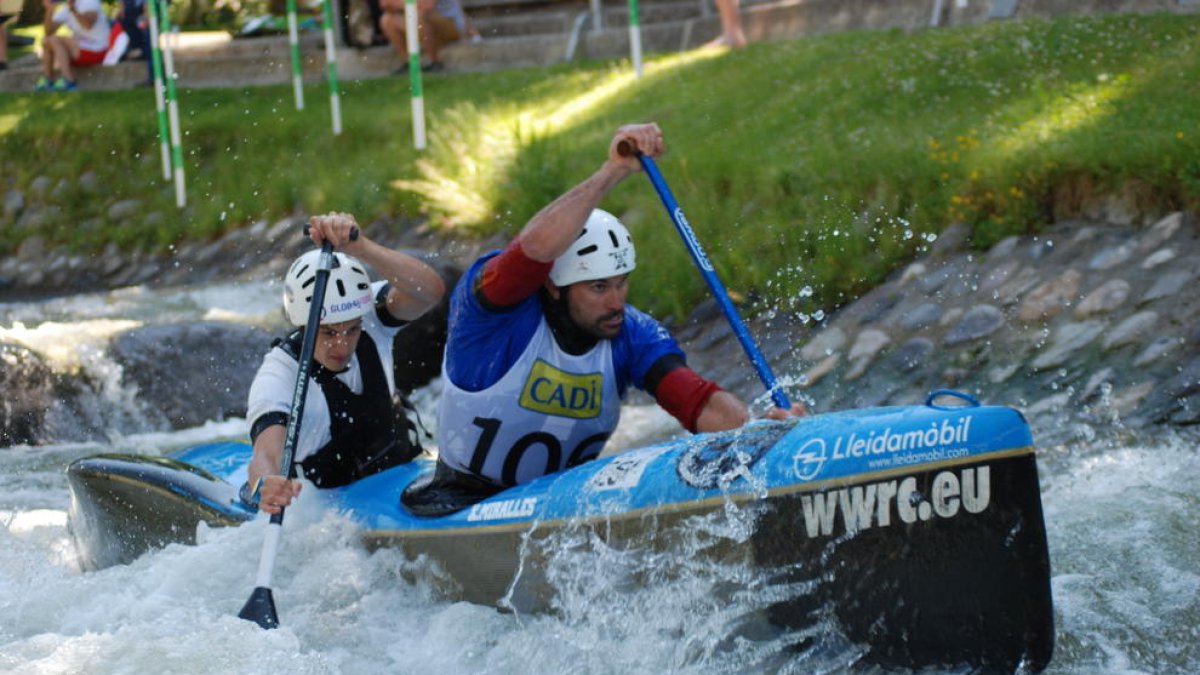 Alan Padilla i Xavier Miralles, durant un dels descens d’ahir al Parc del Segre.