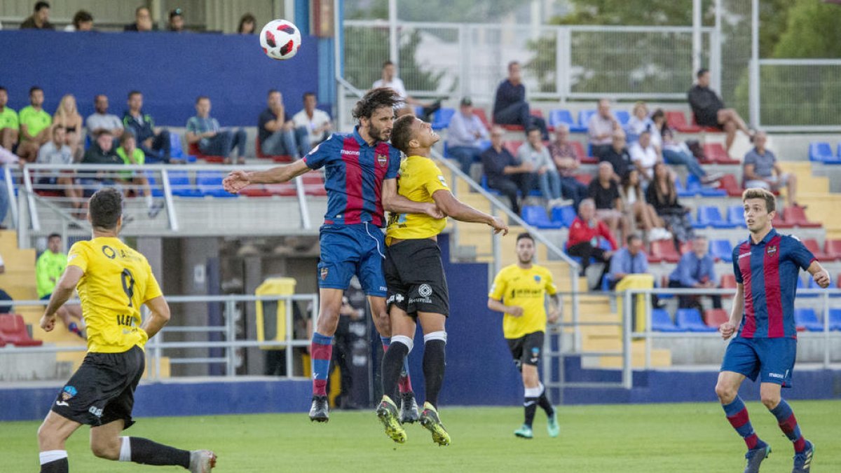 Tano Bonnín peina el balón para que lo reciba Pedro Martín y anote el gol del empate.