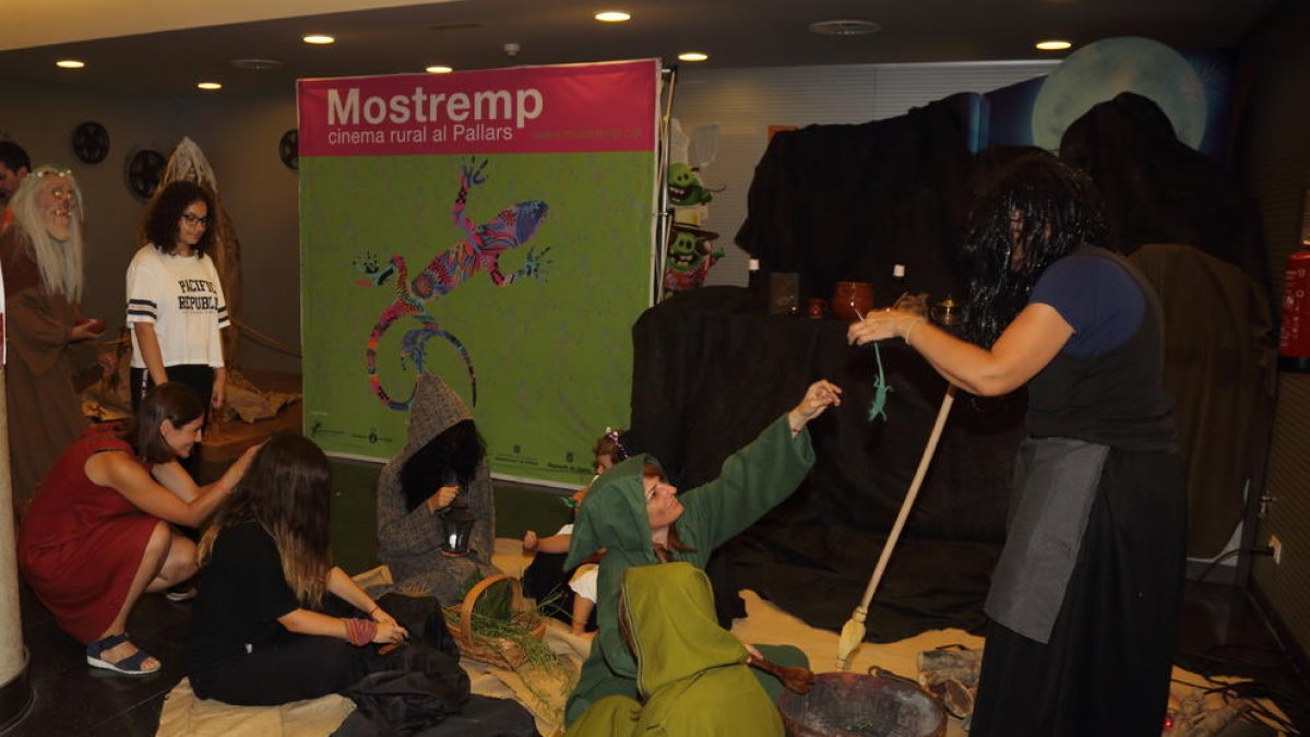 L’espai cultural La Lira de Tremp es va ‘vestir’ ahir de bruixa en la inauguració del festival Mostremp.