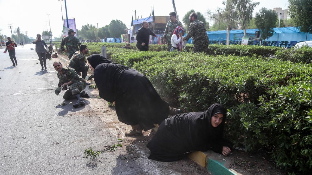 Soldados, mujeres y niños, al suelo durante el ataque en Ahvaz.