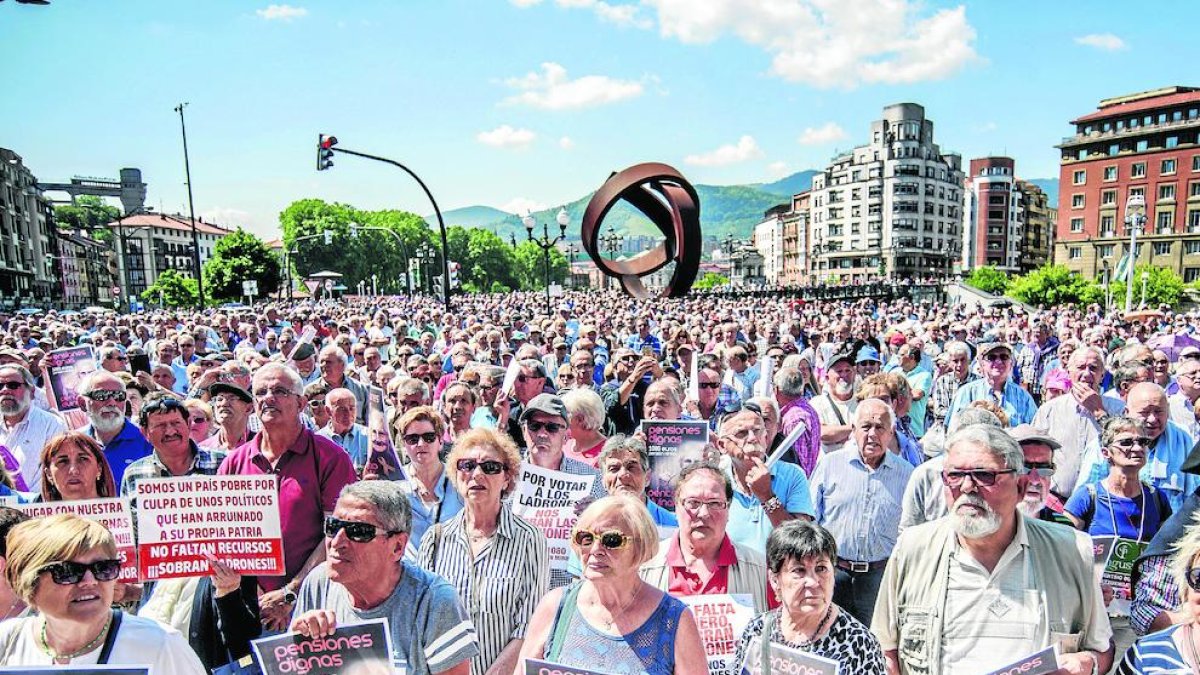Miles de pensionistas en Bilbao, ayer, pidiendo pensiones dignas.